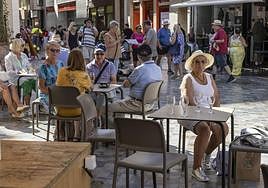 Turistas en una terraza de Cartagena en una imagen del pasado mes de octubre.