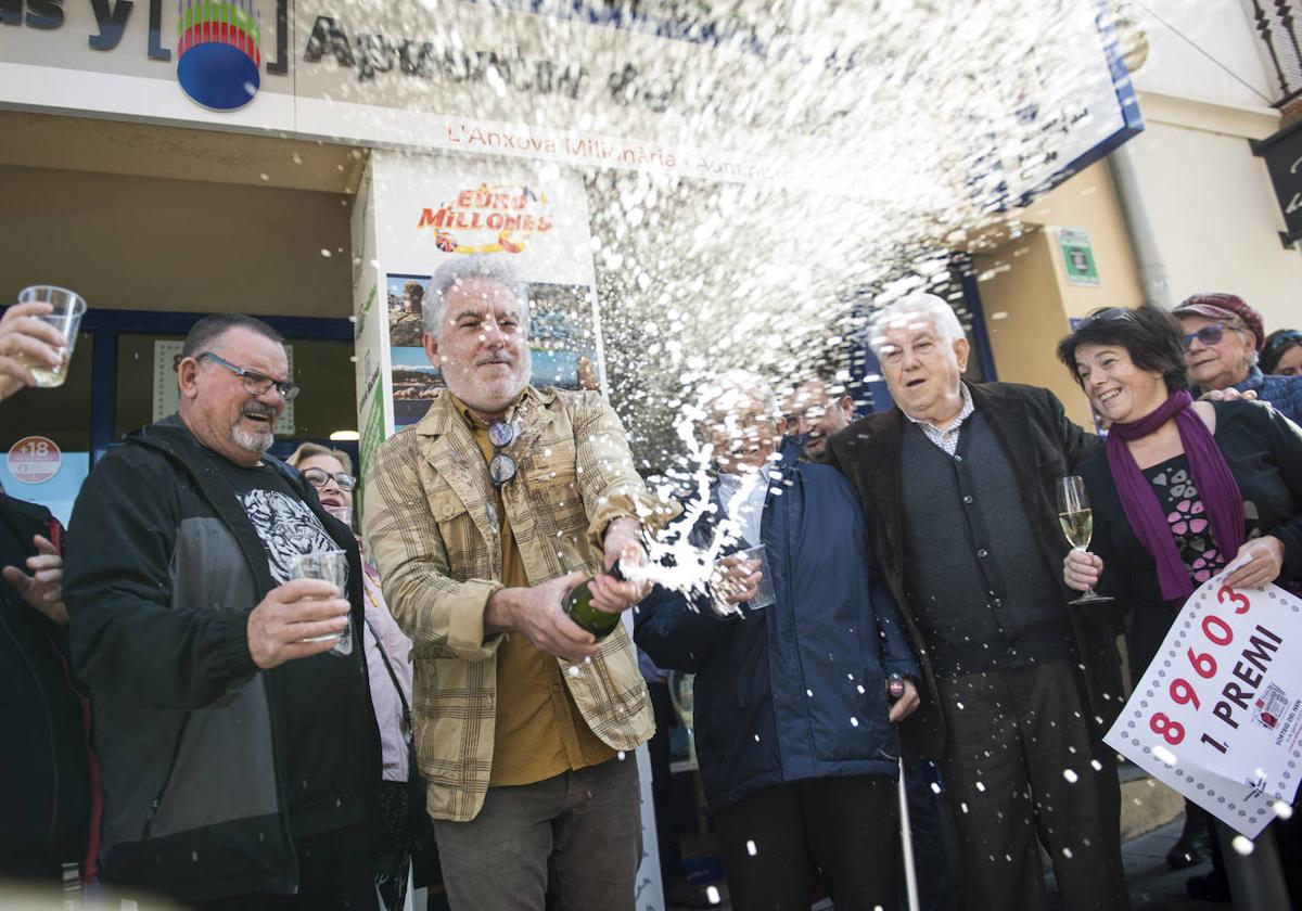 Celebración del primer premio de la Lotería del Niño, el año pasado en L'Escala (Girona).