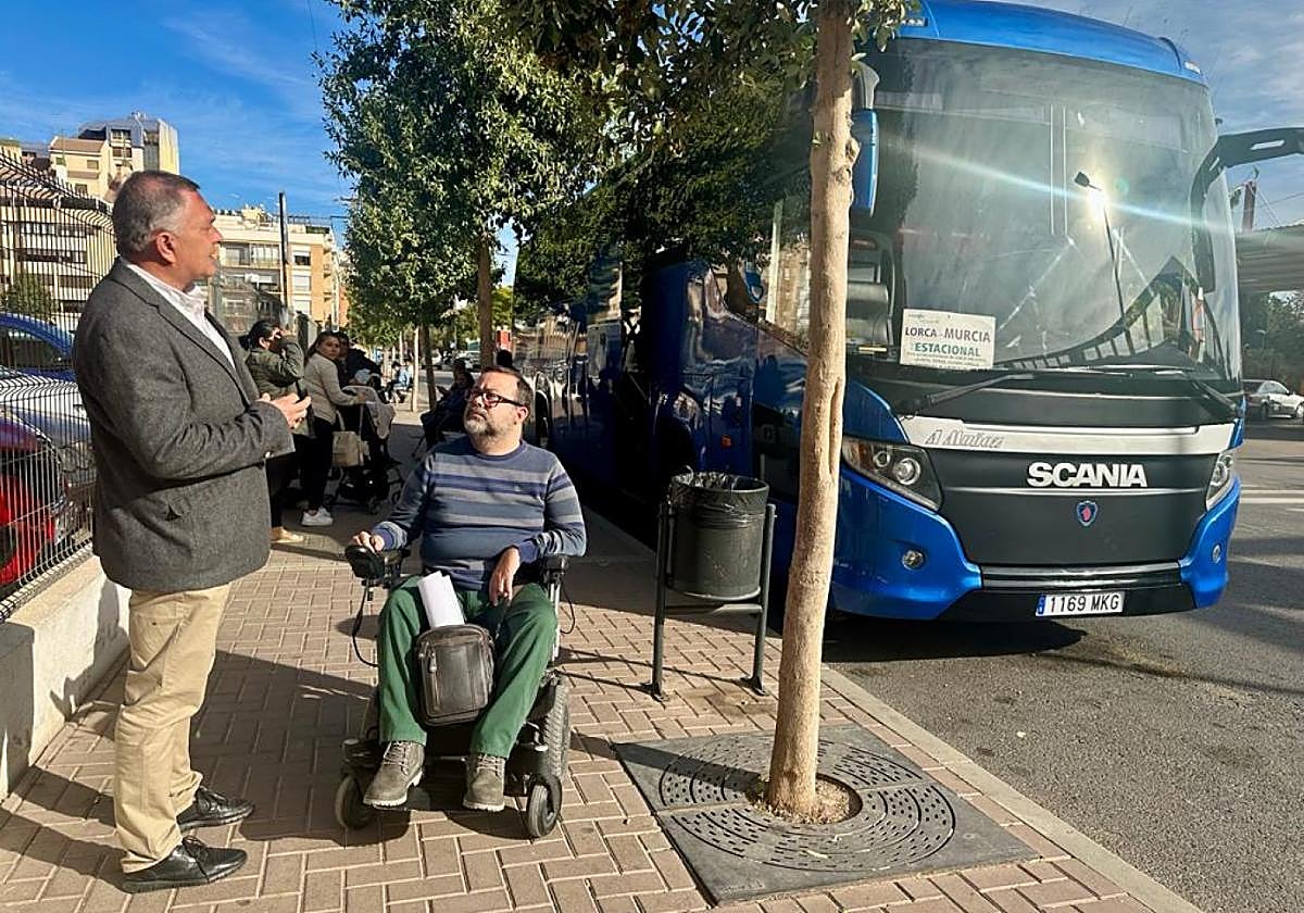 Meca conversa con Llamas ante uno de los autobuses de Renfe.