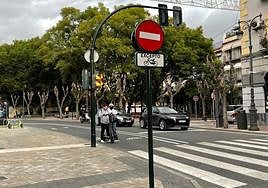 Dos conductores de patinete circulan este miércoles por el nuevo carril habilitado.