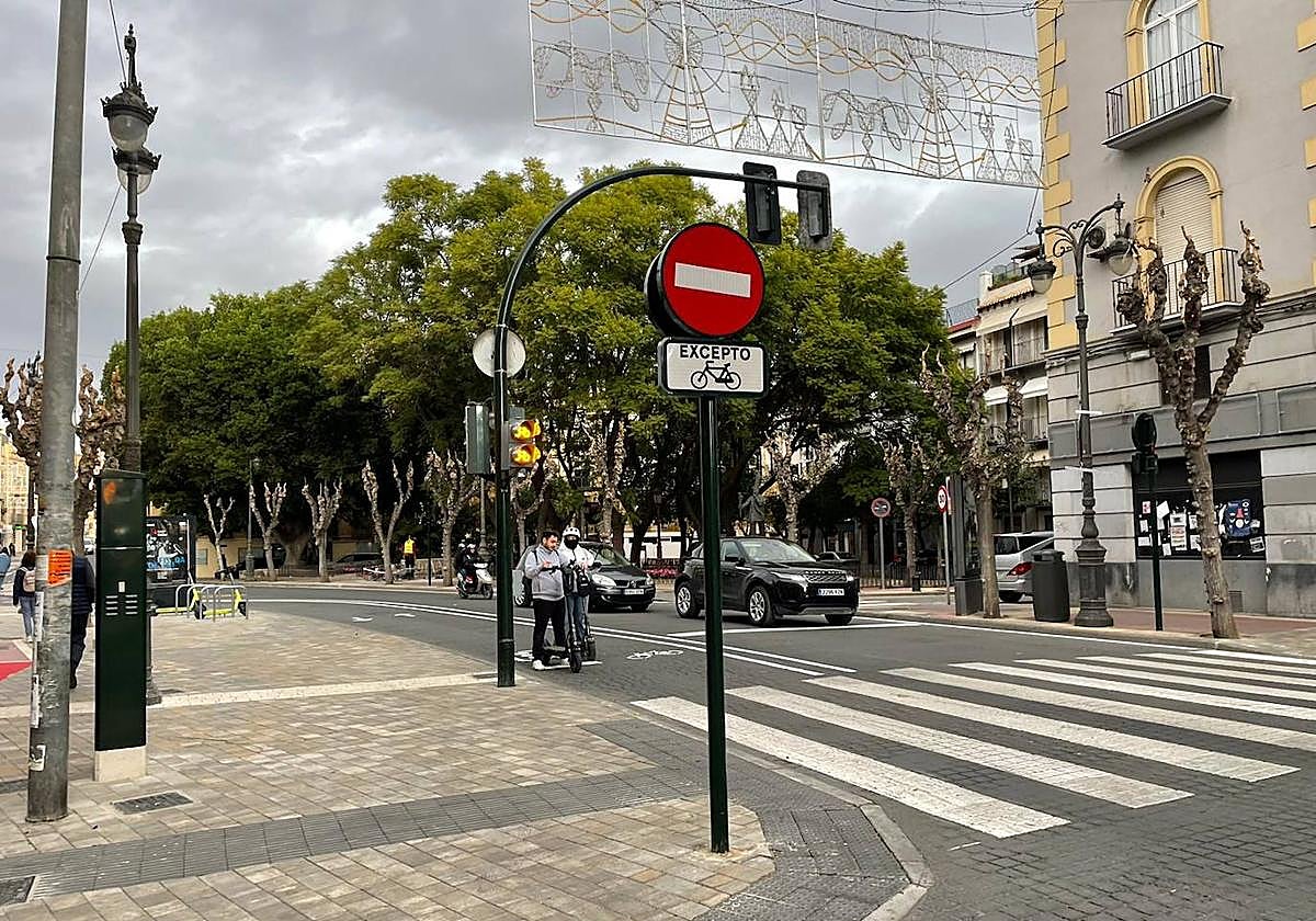 Dos conductores de patinete circulan este miércoles por el nuevo carril habilitado.