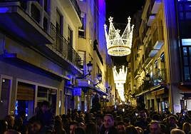 Personas pasean por la calle Trapería en Navidad.