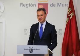 El portavoz del Gobierno regional, Marcos Ortuño, en rueda de prensa.