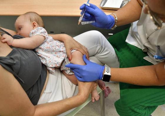 Una enfermera administra el nirsevimab a un bebé, el pasado octubre, en Murcia.