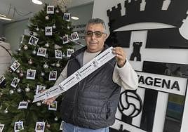 Un aficionado muestra sus entradas para el partido.