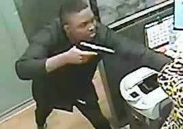 Las cámaras de seguridad graban al atracador al entrar en el banco.