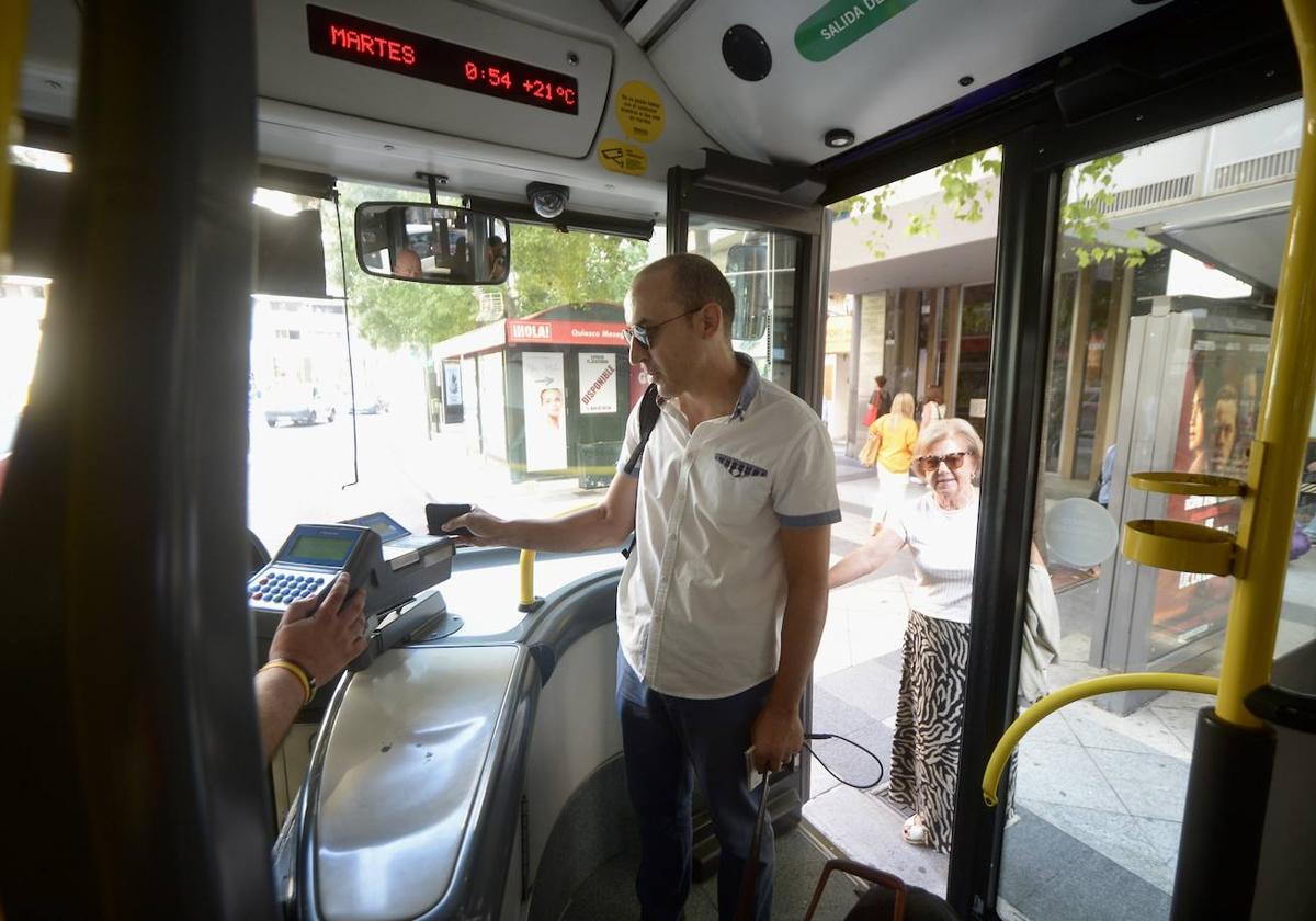 Un hombre se sube a un autobús en Murcia.