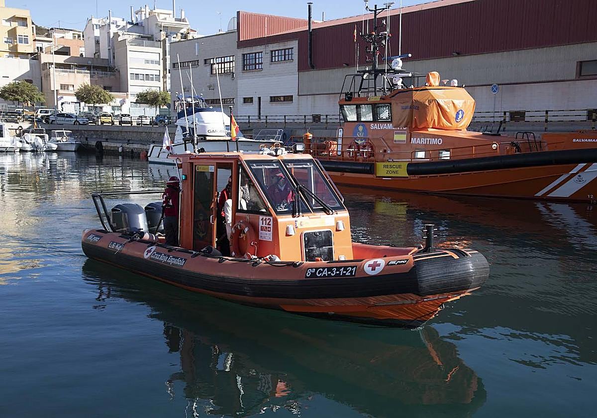 La zódiac navega por el interior del puerto de Cartagena.