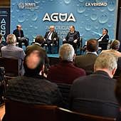Manuel Buitrago, moderando la primera mesa redonda del foro, junto a Javier Serrano, Lucas Jiménez y Vicente Amorós, en el hotel Nelva de Murcia.