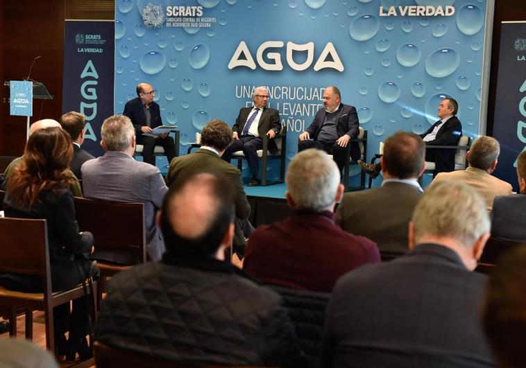 Manuel Buitrago, moderando la primera mesa redonda del foro, junto a Javier Serrano, Lucas Jiménez y Vicente Amorós, en el hotel Nelva de Murcia.