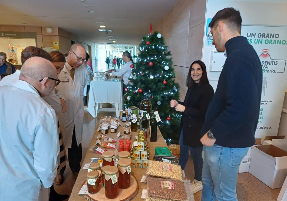 Varios médicos, en uno de los puestos del mercadillo del Santa Lucía.