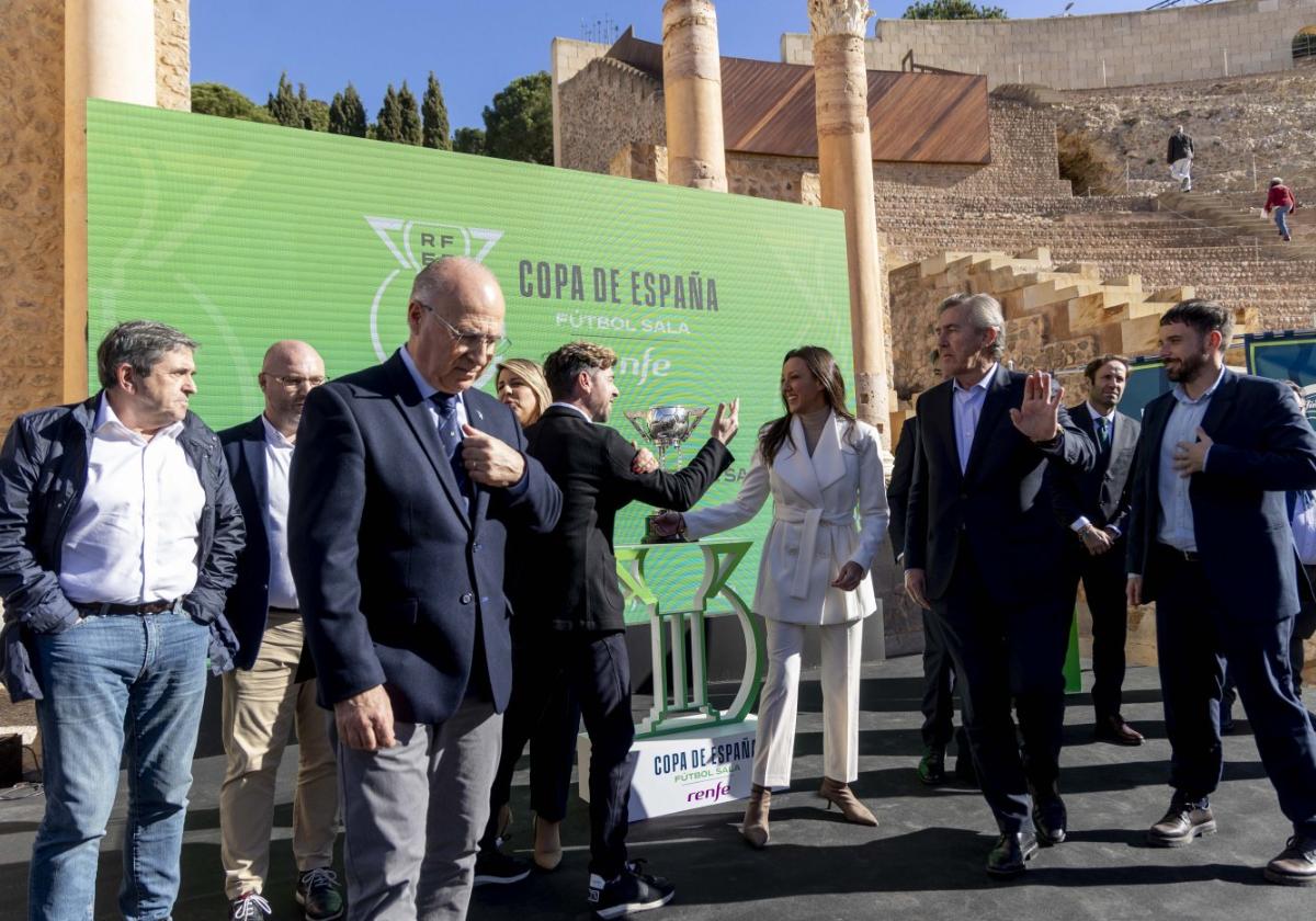 José Miguel Monje Carrillo (d), presidente de la FFRM, hace un gesto a un colaborador al acabar el sorteo de la Copa de España celebrado en el Teatro Romano de Cartagena, cerca de la consejera de Turismo, Cultura, Juventud y Deportes, Carmen María Conesa, y del director general de Deportes, Fran Sánchez.