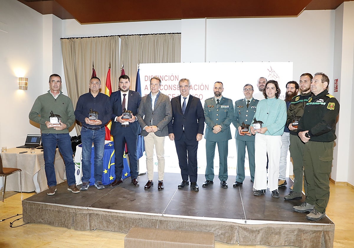 El consejero y el alcalde de Lorca rodeados de los premiados.
