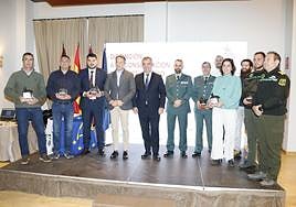 El consejero y el alcalde de Lorca rodeados de los premiados.