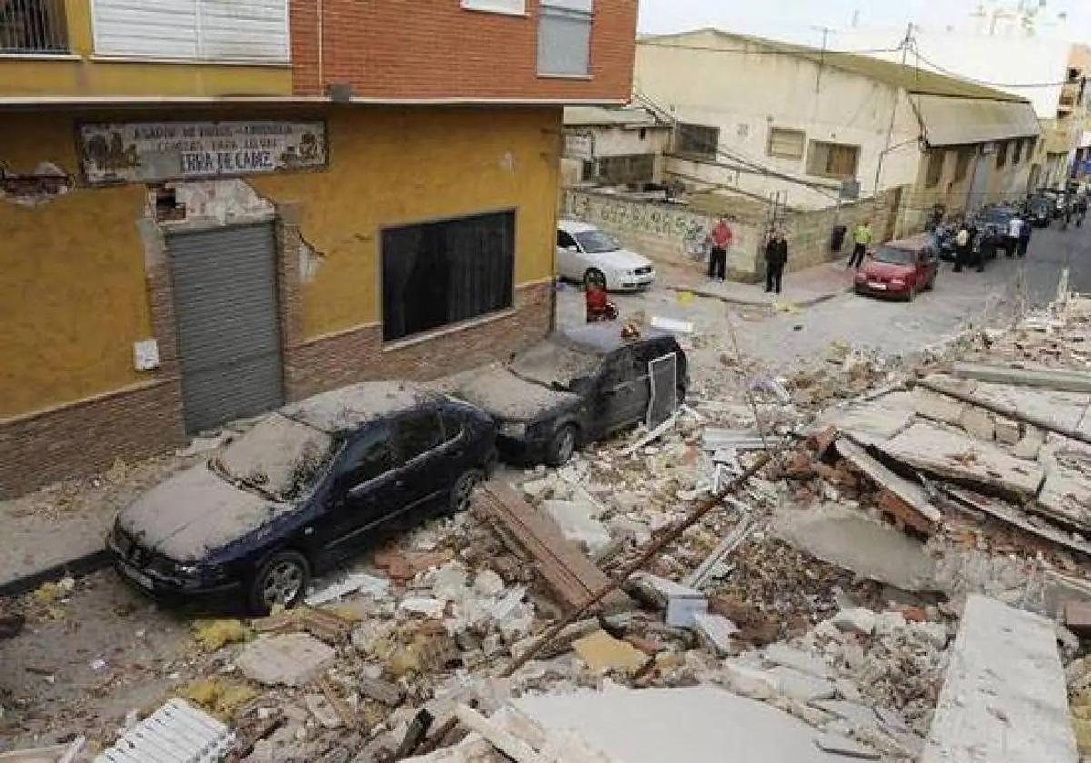 Imagen de archivo de una calle destrozada por el terremoto de Lorca en 2011.