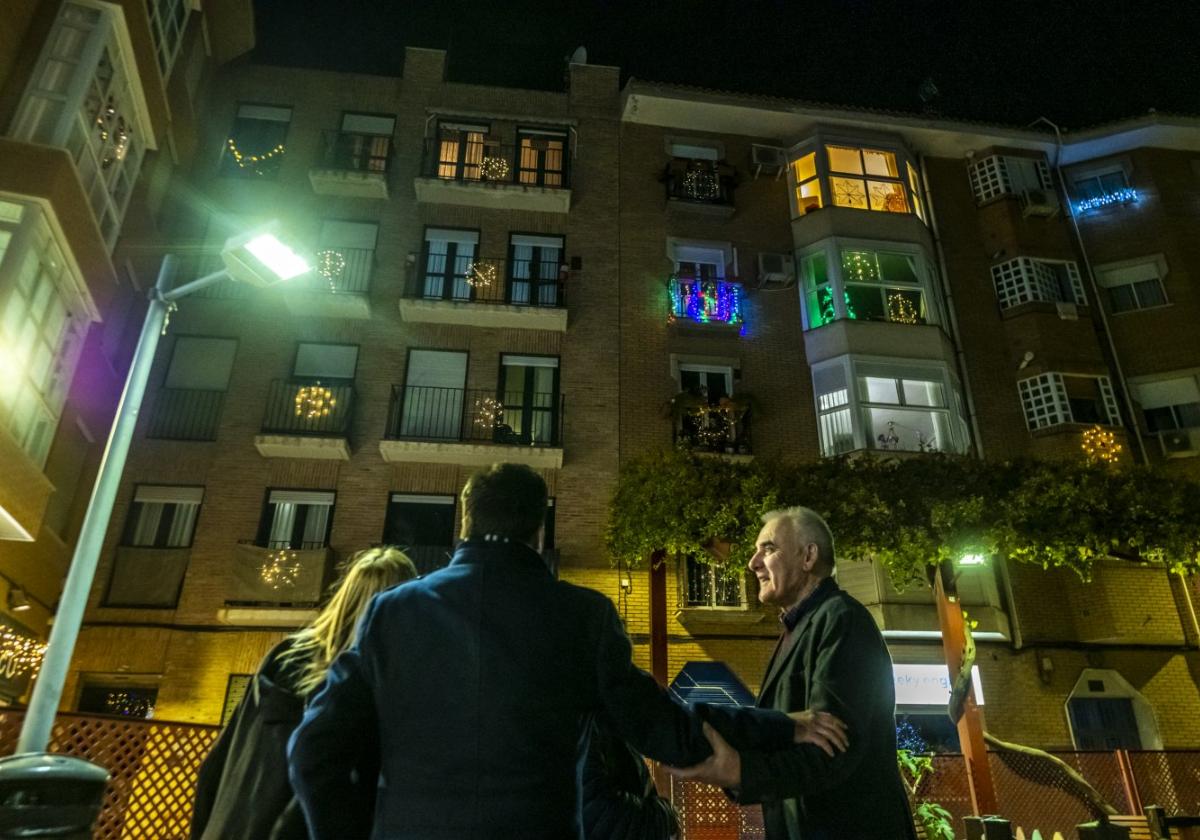 Encendido de luces de Navidad anoche, en el centro del barrio de Santa Eulalia.