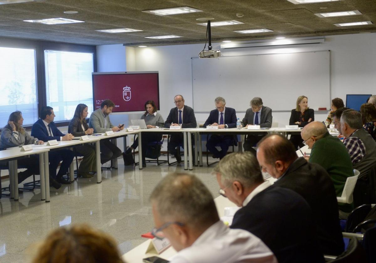 Los consejeros Luis Alberto Marín, Juan José Pedreño y Víctor Marín, ayer, con representantes sindicales en la Mesa General.