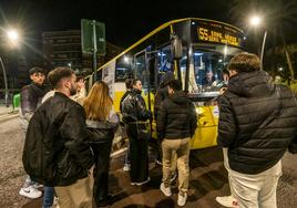 Varios jóvenes se suben al búho bus navideño estrenado en Murcia en la madrugada de este sábado.