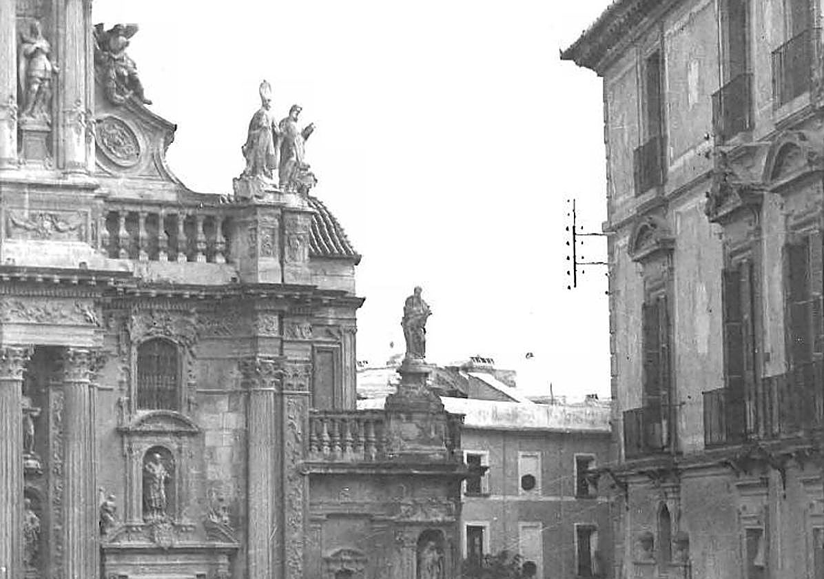 La inscripción está ubicada bajo la pequeña ventana de la derecha de la fachada