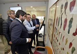 José María Albarracín (centro) explica los productos que comercializa la compañía.