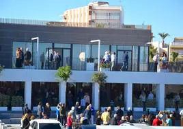 La renovada sede del Club Náutico de Lo Pagán, repletas de público durante su estreno, ayer.