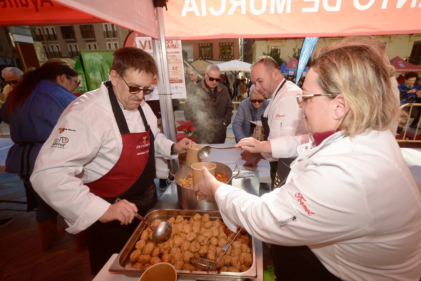 Reparten más de mil cocidos solidarios en Murcia
