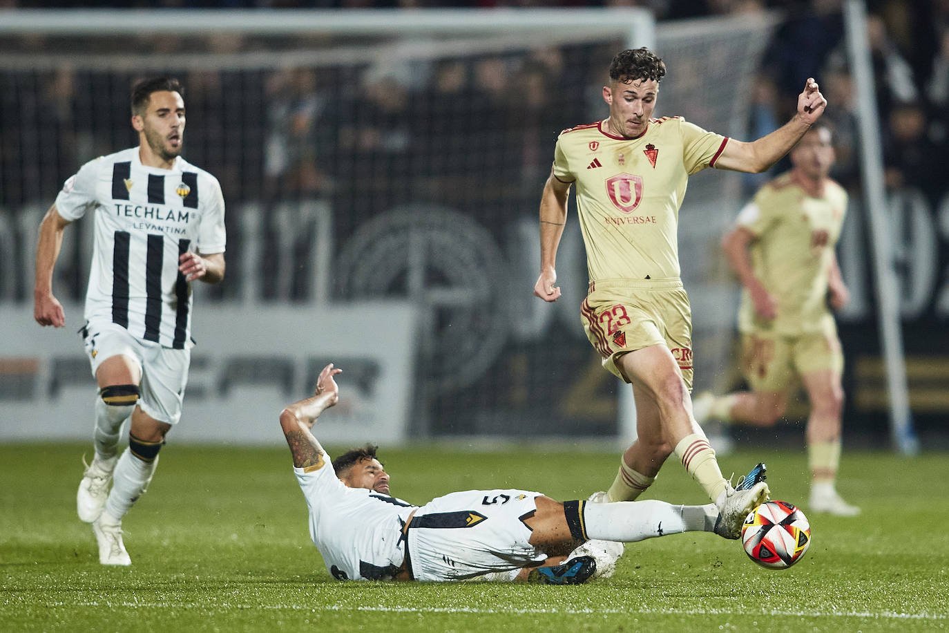 La derrota del Real Murcia frente al Castellón, en imágenes