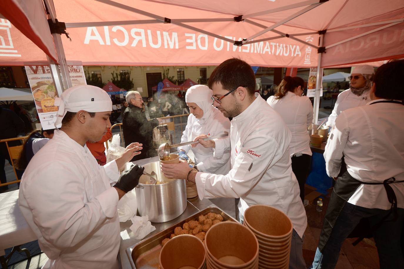 Reparten más de mil cocidos solidarios en Murcia
