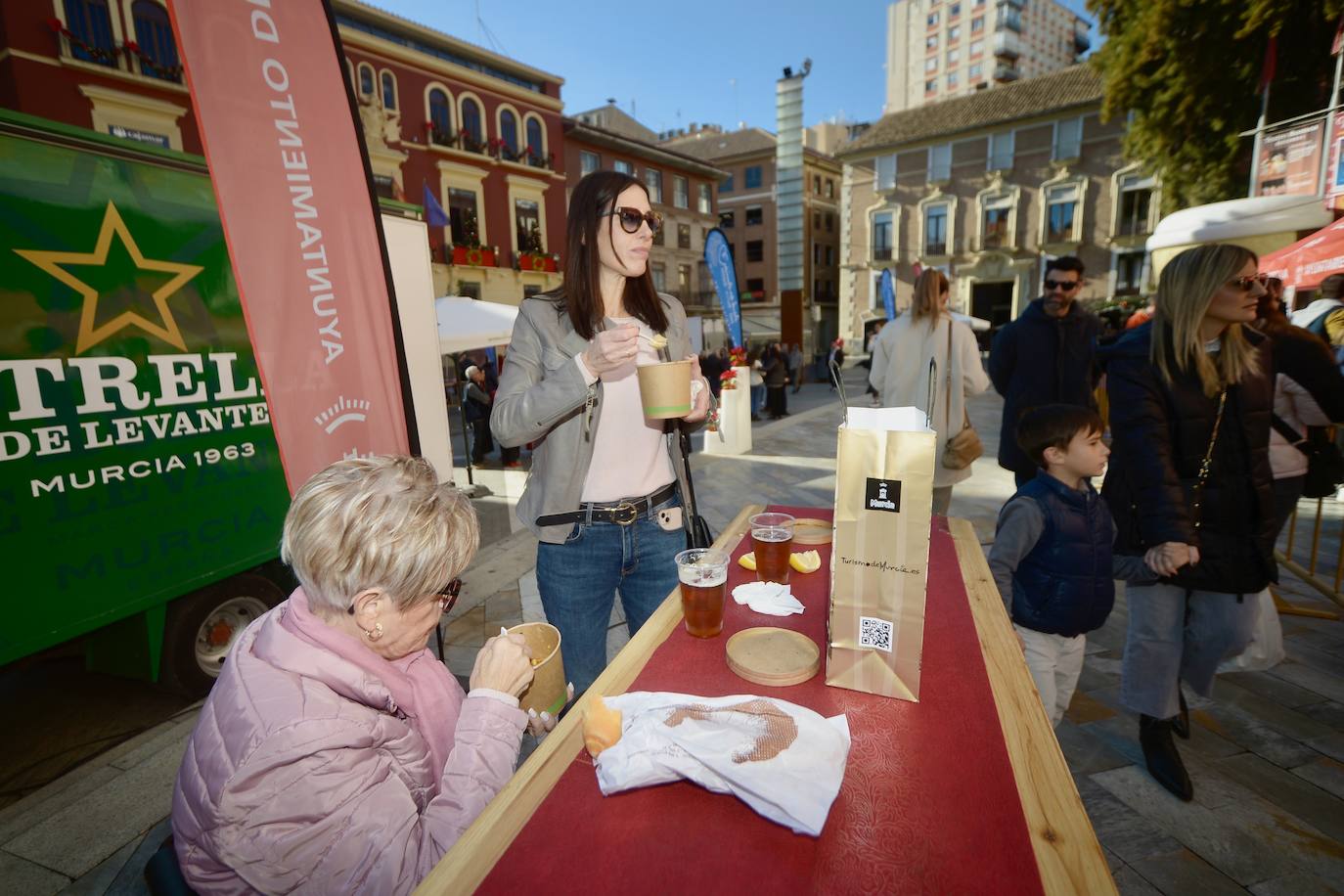 Reparten más de mil cocidos solidarios en Murcia