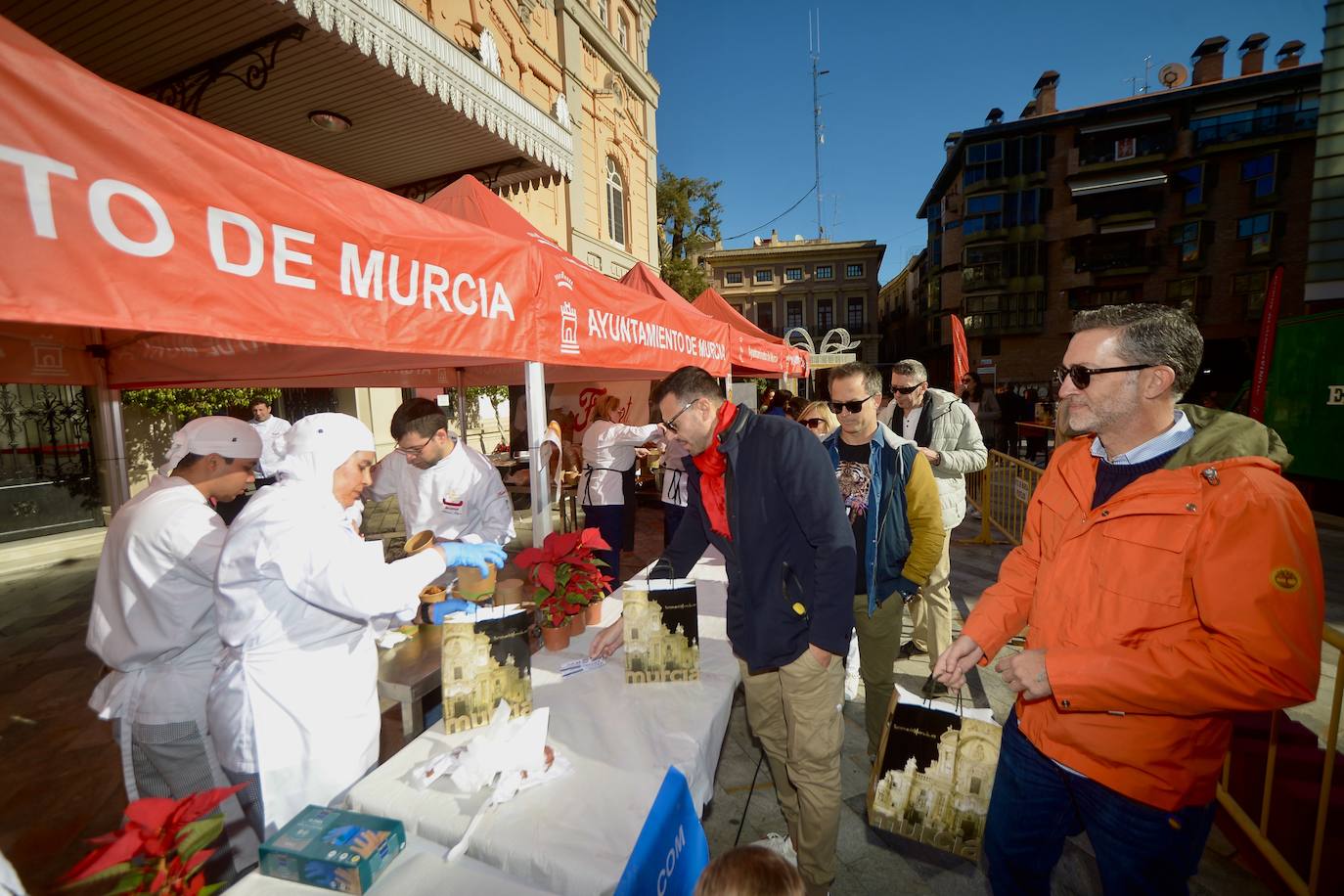 Reparten más de mil cocidos solidarios en Murcia