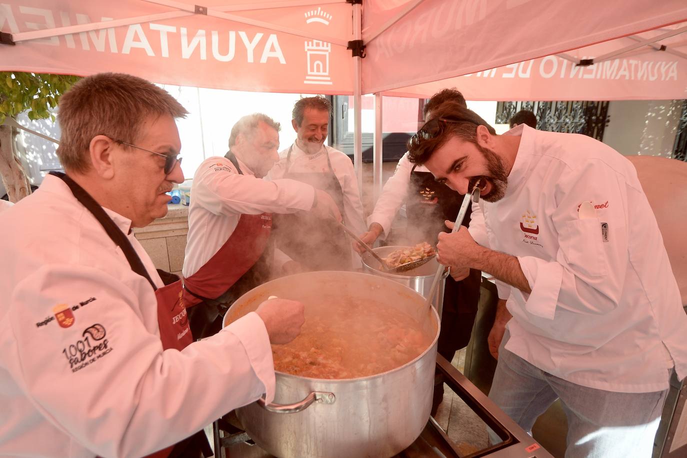 Reparten más de mil cocidos solidarios en Murcia