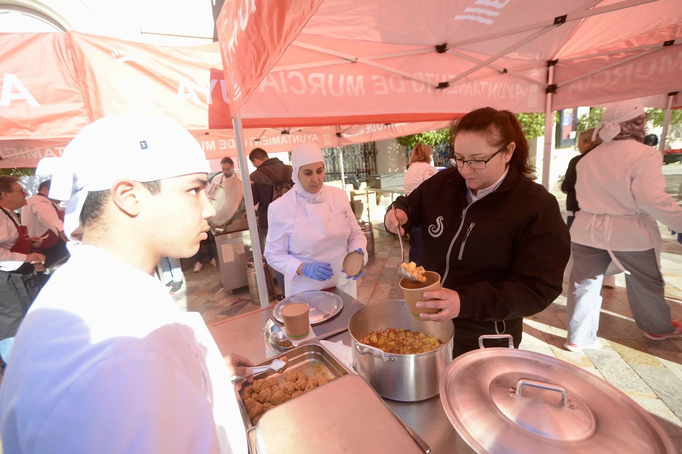 Reparten más de mil cocidos solidarios en Murcia