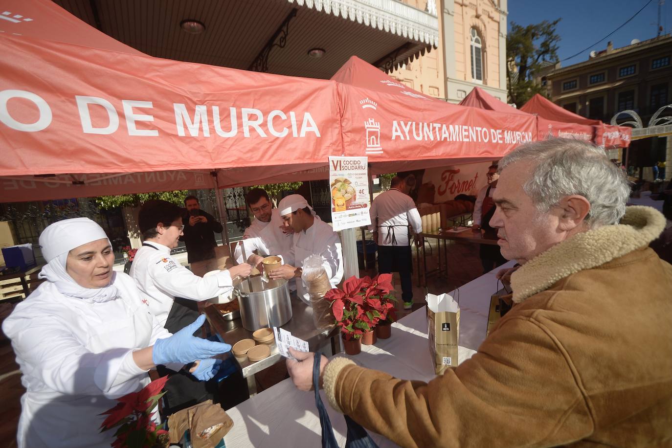 Reparten más de mil cocidos solidarios en Murcia