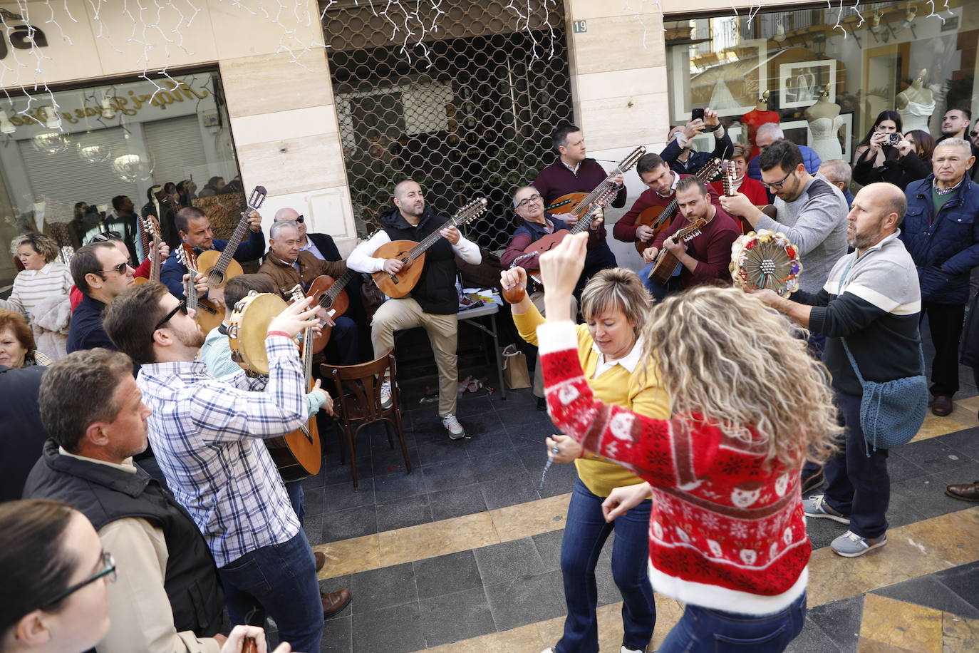 Cantos de Pascua en la calle Corredera de Lorca