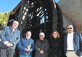 El edil de Turismo, Jaime Tornero (i), y la directora general de Hispania Nostra, Bárbara Cordero, junto a integrantes de Legado Vivo, posan junto a la Noria Grande de Abarán y la placa del premio.