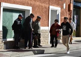 Vecinos de la pedanía de Archivel, cerca de la plaza de la Constitución.