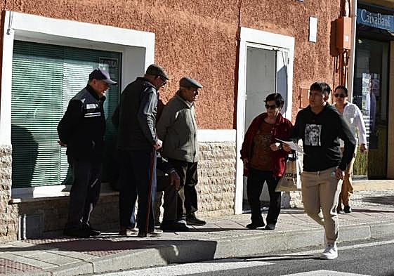 Vecinos de la pedanía de Archivel, cerca de la plaza de la Constitución.