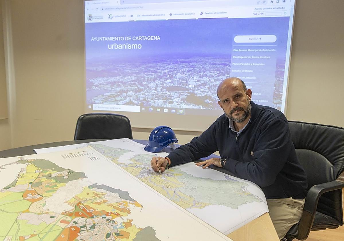 El edil Diego Ortega trabaja en su despacho de Infraestructuras, en el edificio administrativo del Ayuntamiento en San Miguel.