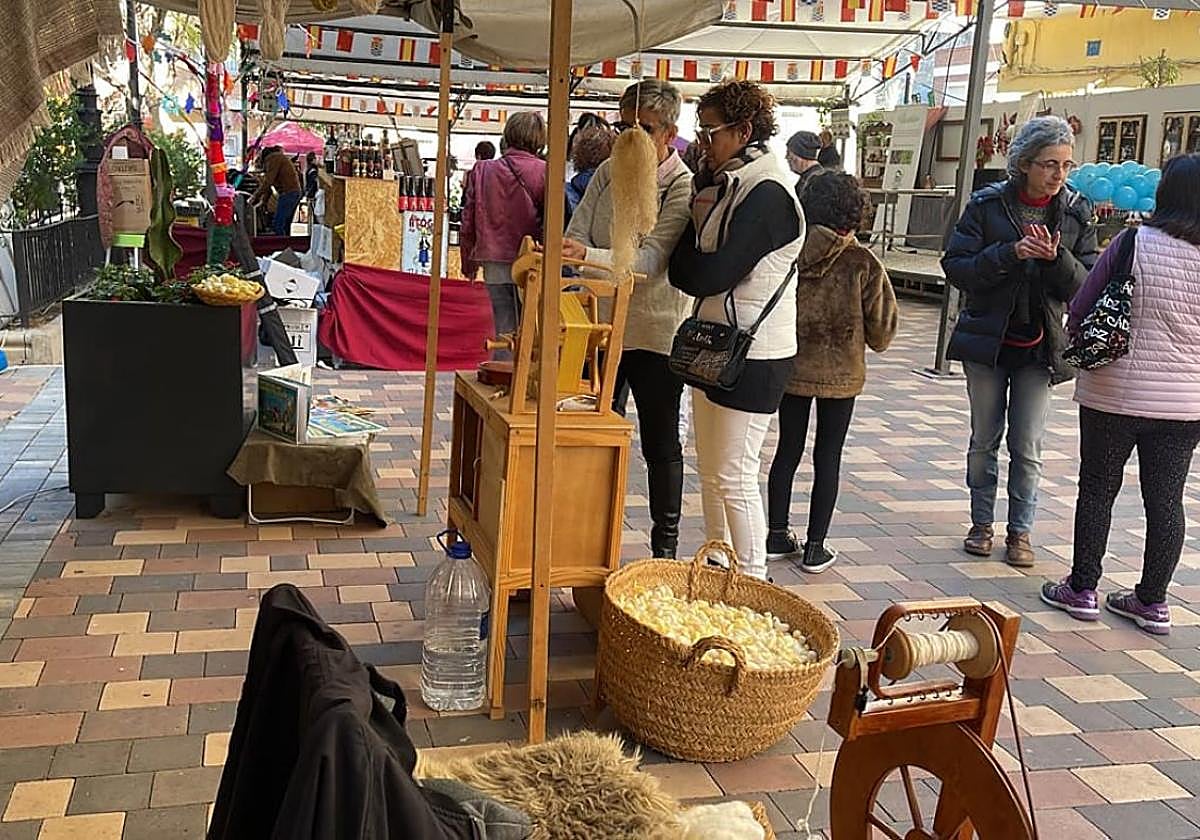 El público disfruta en algunos los expositores de demostración de oficios artesanales en la feria.
