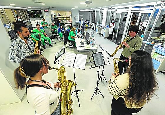 Emoción. Los cuatro alumnos interpretan una pieza ante la atenta mirada de los sanitarios de la UCI.