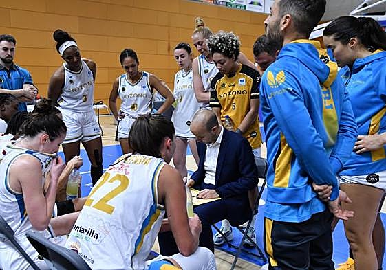 Surís da instrucciones a sus jugadoras en un tiempo muerto, el sábado.