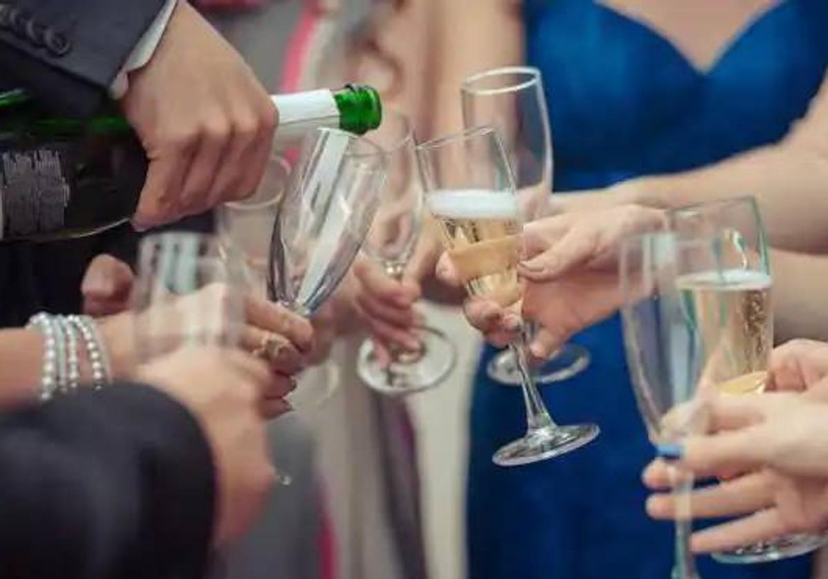 Fotos en la cena de empresa: cuidado con lo que compartes en redes sociales.