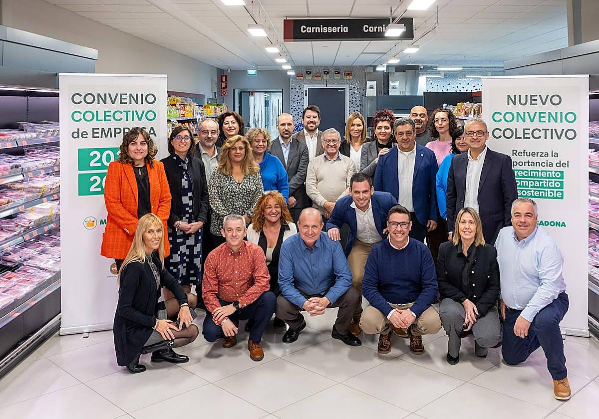 Representantes de UGT, de CCOO, del Sindicato Independiente y de Mercadona en el Centro de Coinnovación Jarrods en Paterna, Valencia.