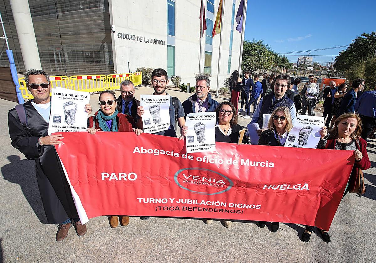 Concentración de abogados del turno de oficio en la Ciudad de la Justicia el pasado noviembre.