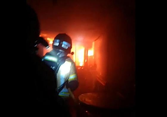 Un bombero ataca el incendio en el interior de la discoteca La Fonda Milagros, en la zona de Atalayas.
