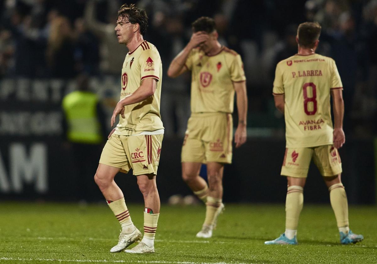 Guarrotxena, Imanol y Larrea, jugadores del Real Murcia, en la derrota del equipo en Castellón en el último partido de 2023.