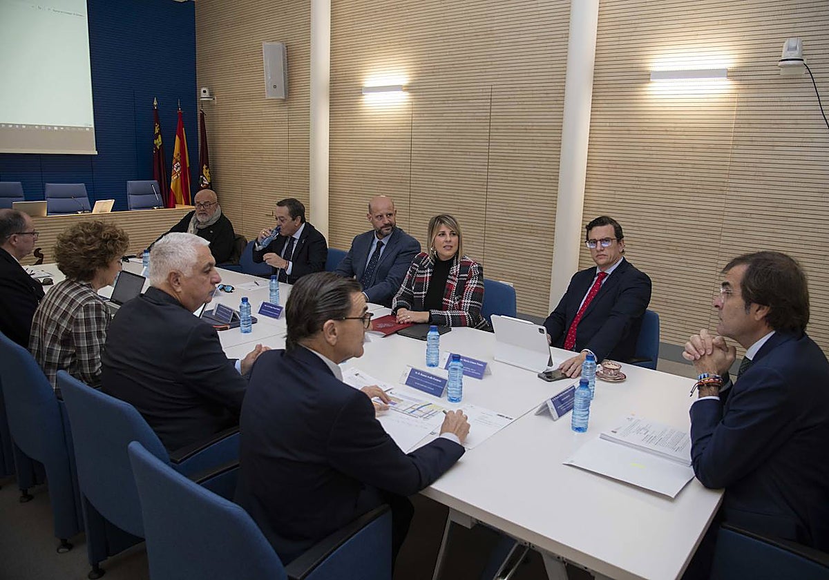 Los miembros del consejo de administración del Puerto, durante su reunión de este martes.