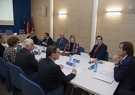Los miembros del consejo de administración del Puerto, durante su reunión de este martes.