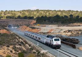 Un antiguo tren de viajeros circula por la Variante de Camarillas, cuando se abrió al tráfico en 2019.