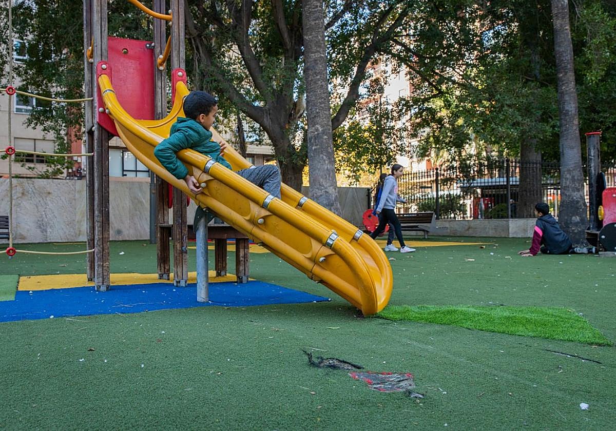 El parque de la Glorieta, pese a ser el más concurrido, presenta numerosos desperfectos.